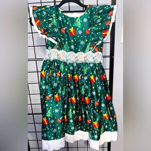 Girl’s sleeveless green dress with Christmas print and lace at the waist NWT